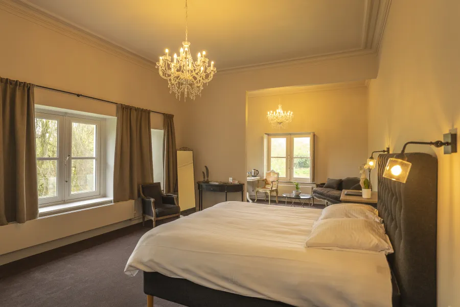 Grande Classic Suite avec lit, salon et lustre