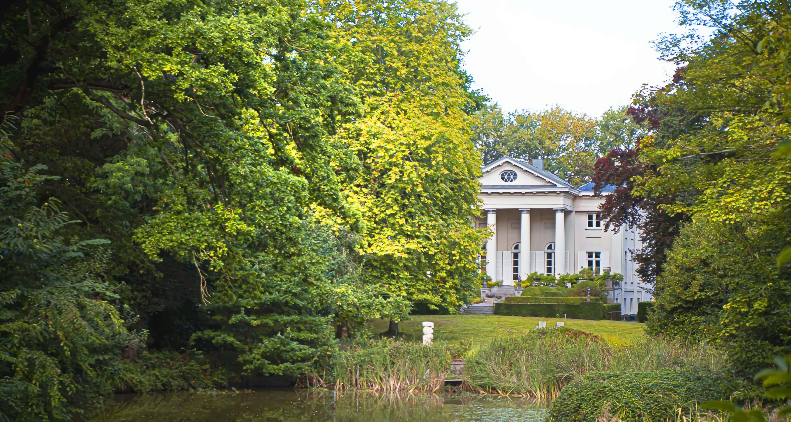 Leyselebeke Castle près de Bruges, entouré de grands arbres