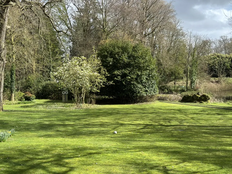 Parc verdoyant du XIXe siècle autour de Leyselebeke Castle