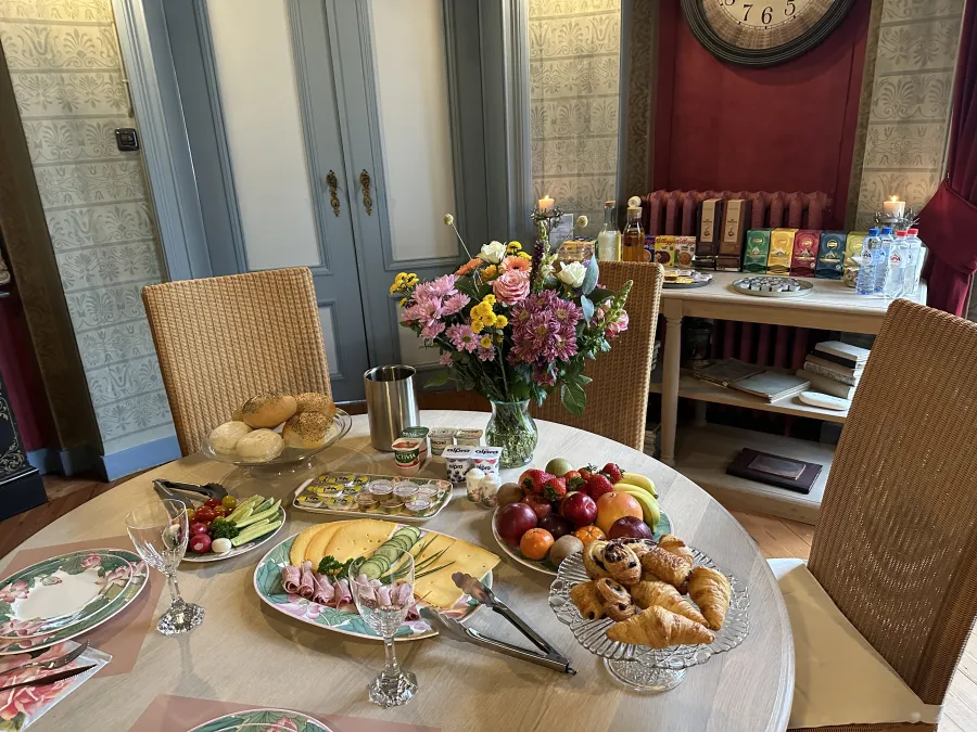 Petit-déjeuner généreux avec pains frais, fruits, fromages et café