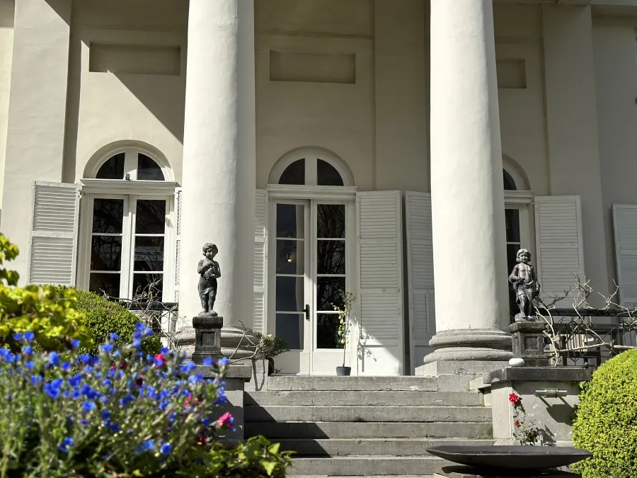 Colonnes, statues et fleurs sur la terrasse du château